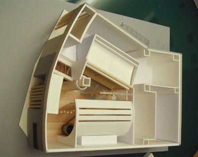 柳井市の店舗付住宅1階部分の模型。写真左側が店舗部分、右側奥のプライベート部分とは切り離して設計